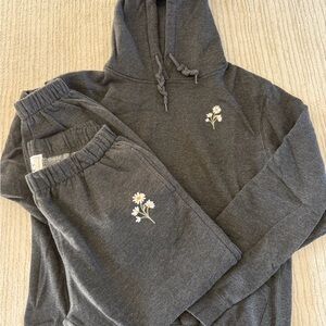 Women’s sweat suit AMPERSAND AVE Gray Floral Hoodie and Pants Set